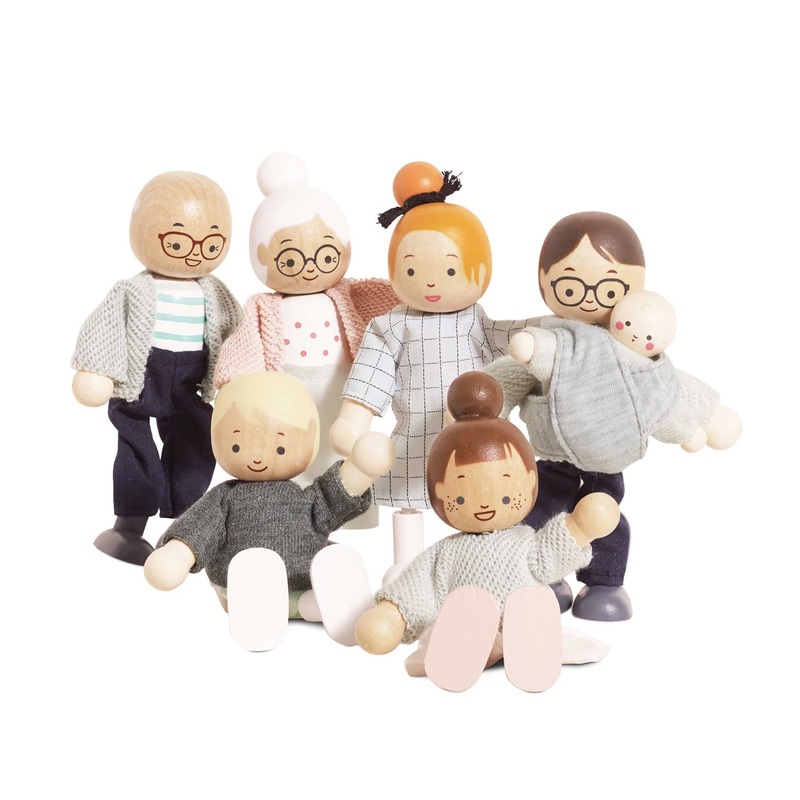 Wooden Dolls House Family – 7 Pieces